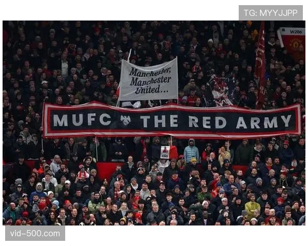 花絮：看台上出现抗议英超引入奢侈税的横幅