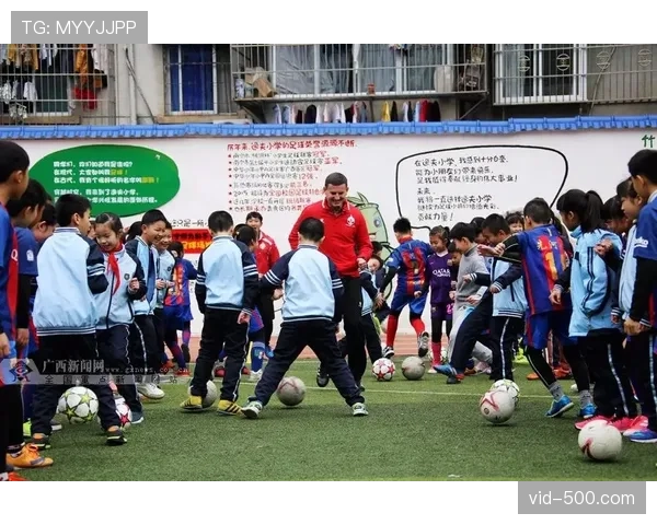 “足球进校园”活动走进成都，蓉城球员与小学生互动